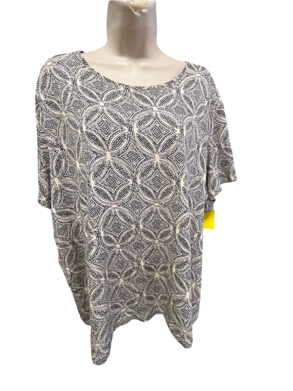 1125 / Croft& Barrow Women's Black & White Geometric Short Sleeve Top